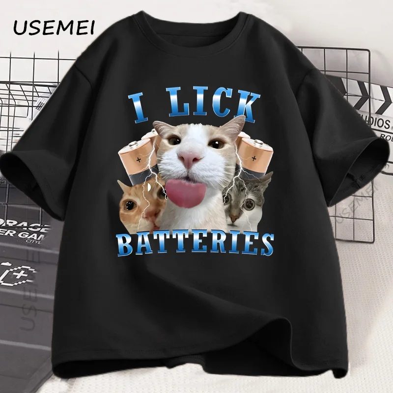 I lick the battery. Fun cat graphic print T-shirt for men 100% cotton short-sleeved casual and fashionable T-shirt. Short sleeve
