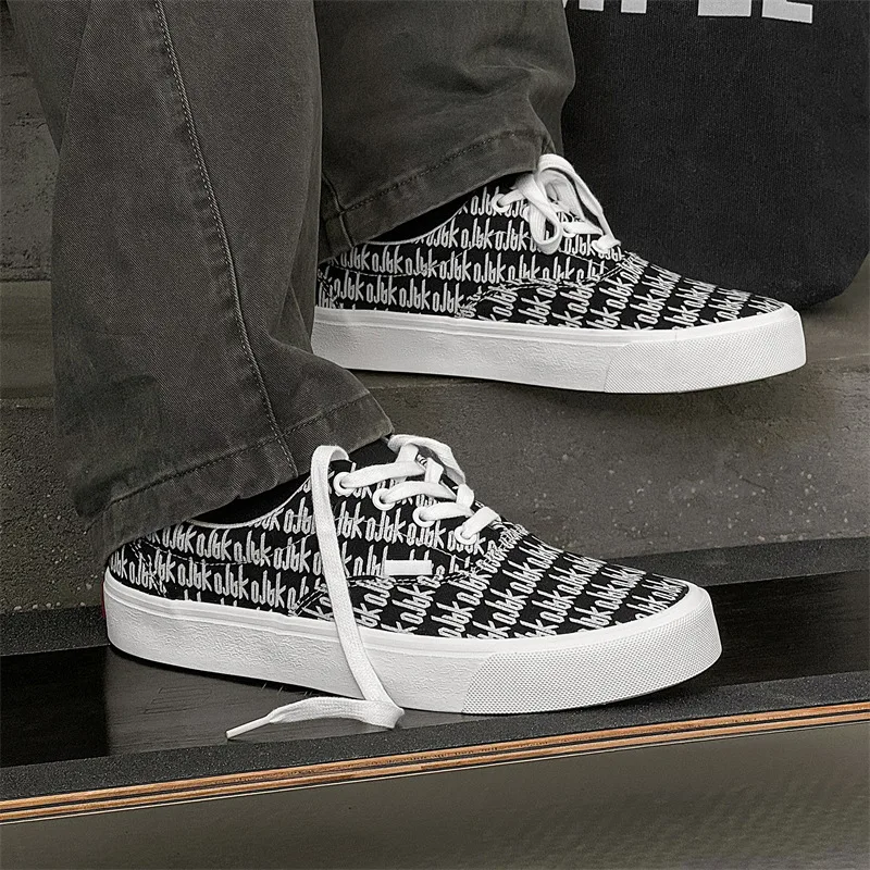 Fashion Men Canvas Shoes Trend Korean Style Casual Sneakers Men Comfortable Walking Sneakers Low Top Round Toe Vulcanize Shoes