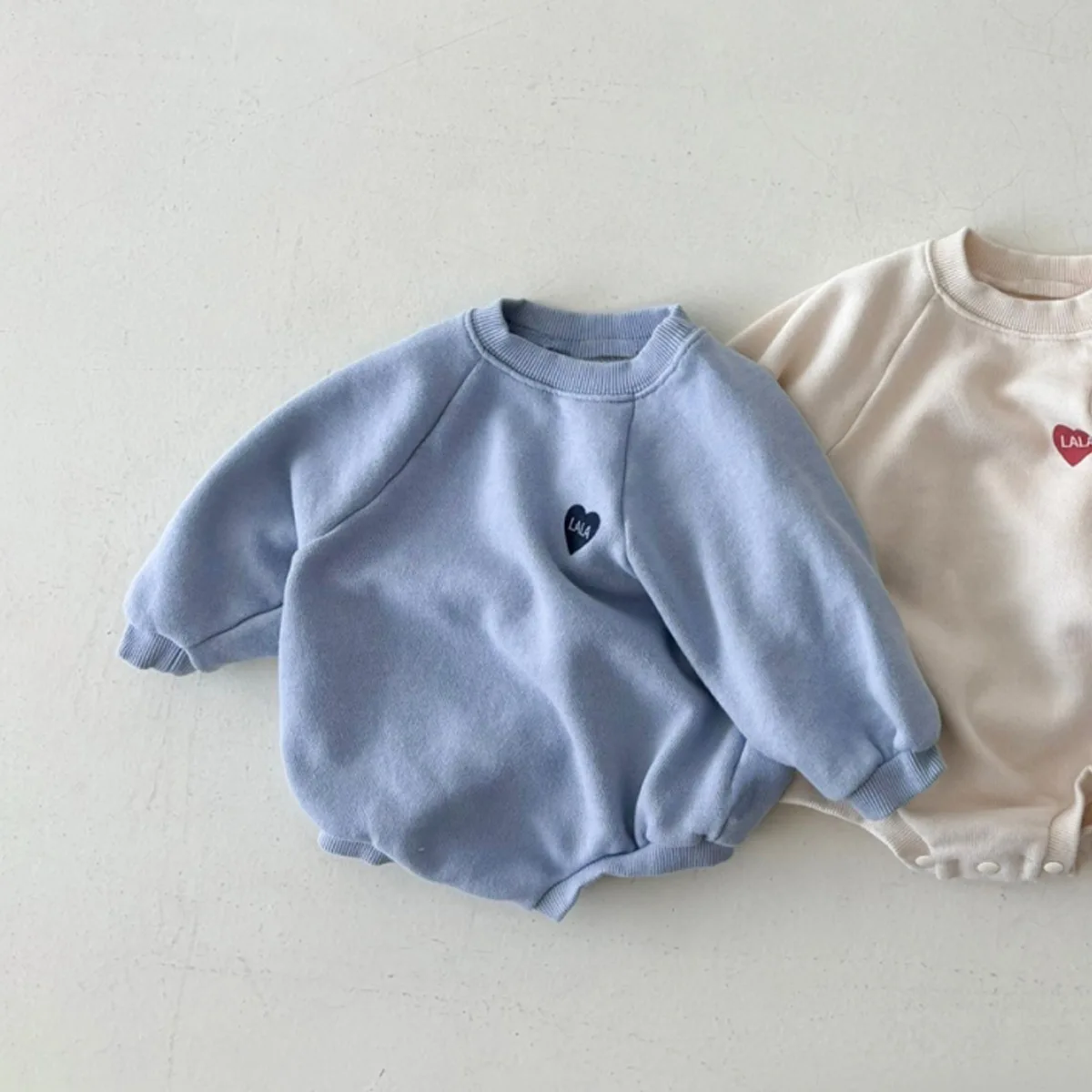 بدلة أطفال جديدة لخريف 2025 بأكمام طويلة من القطن للأطفال الرضع والأولاد والبنات مطبوع عليها حروف على شكل قلب ملابس غير رسمية لحديثي الولادة 0-24 متر #2