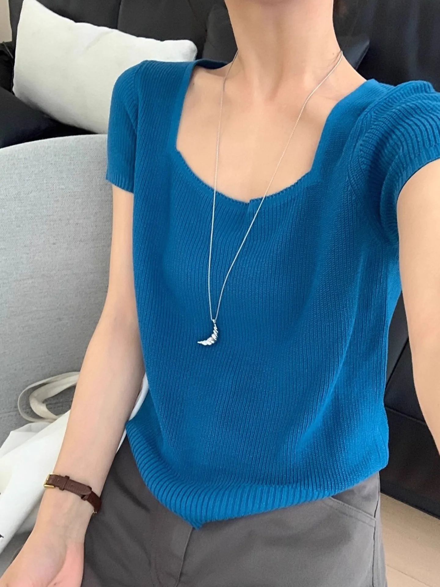 

Мягкий и удобный трикотажный топ с квадратным вырезом и коротким рукавом в корейском стиле для повседневной носки, летняя шелковая женская блузка