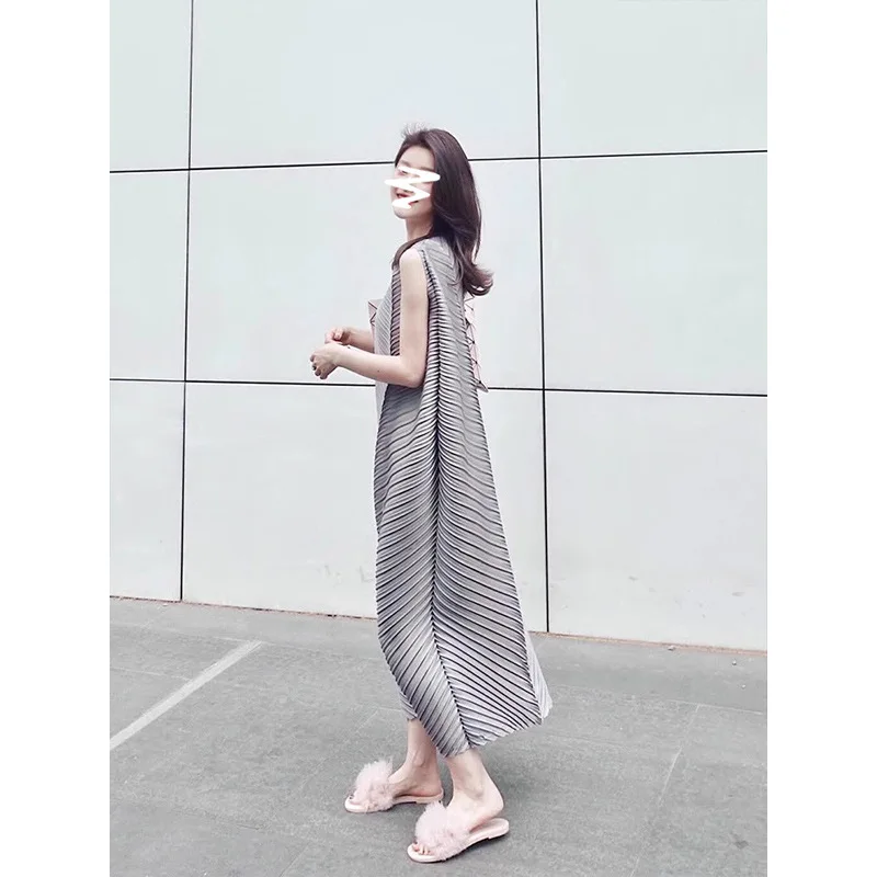 

Fashion Casual Versatile Temperament Solid Colour Round Neck Sleeveless Long Loose Dress Pleated Vest Dress Miyake 2025 Summer