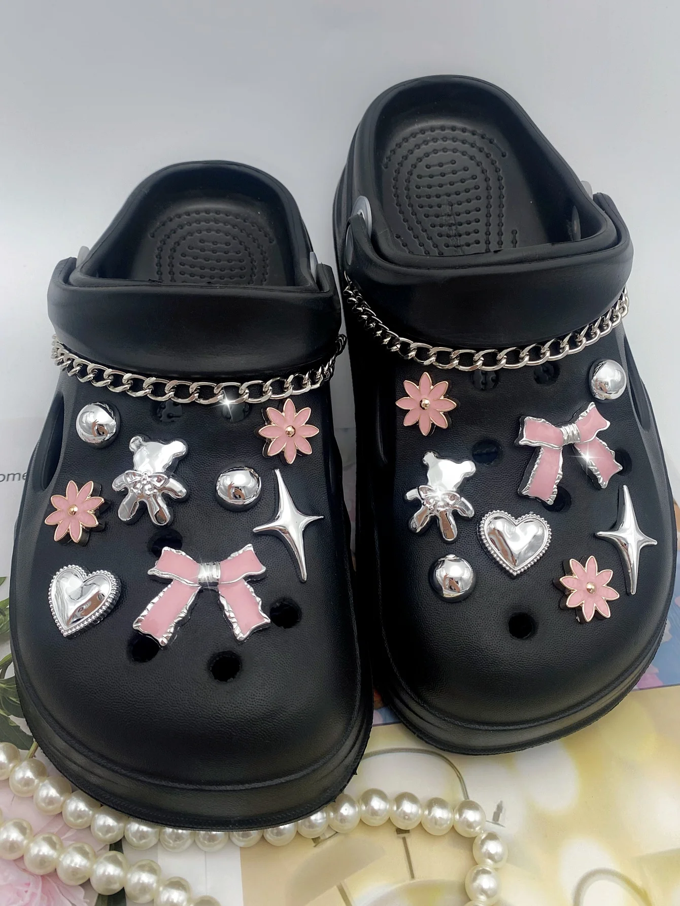 18 pieces of silver chain, bear, heart, stars, pink bow, flowers, ABS pearl shoe buckle DIY decoration, suitable for women sanda