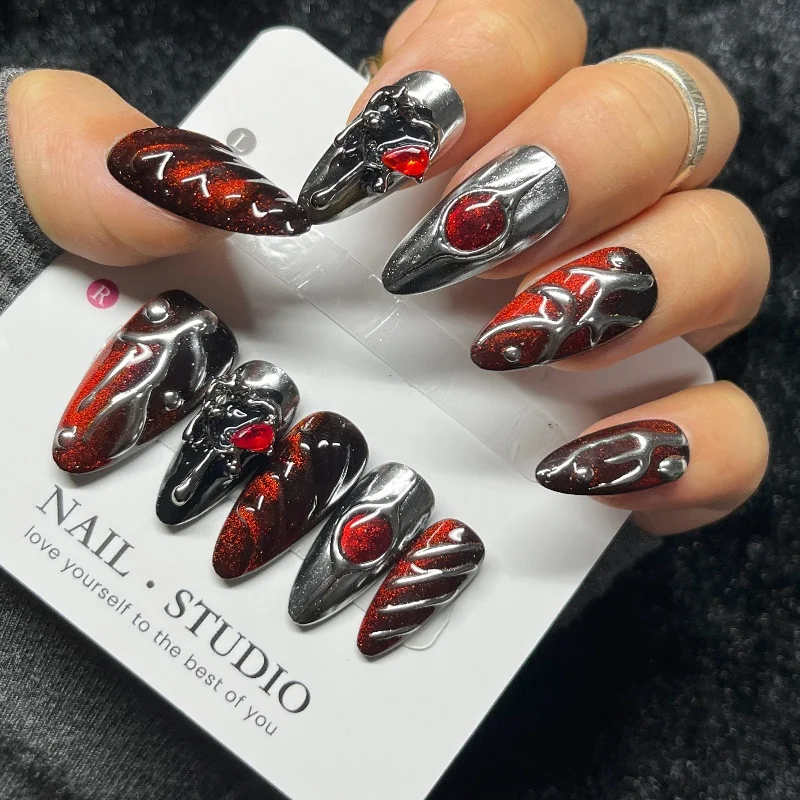 10 SZTUK Gotyckie Paznokcie 3D do Naklejania Długie Trumienki Srebrno-Czerwone z Kwiatowymi Cyrkoniami Punkowe Odważne Faleujące Sztuczne Paznokcie Ręcznie Robione Paznokcie dla Kobiet