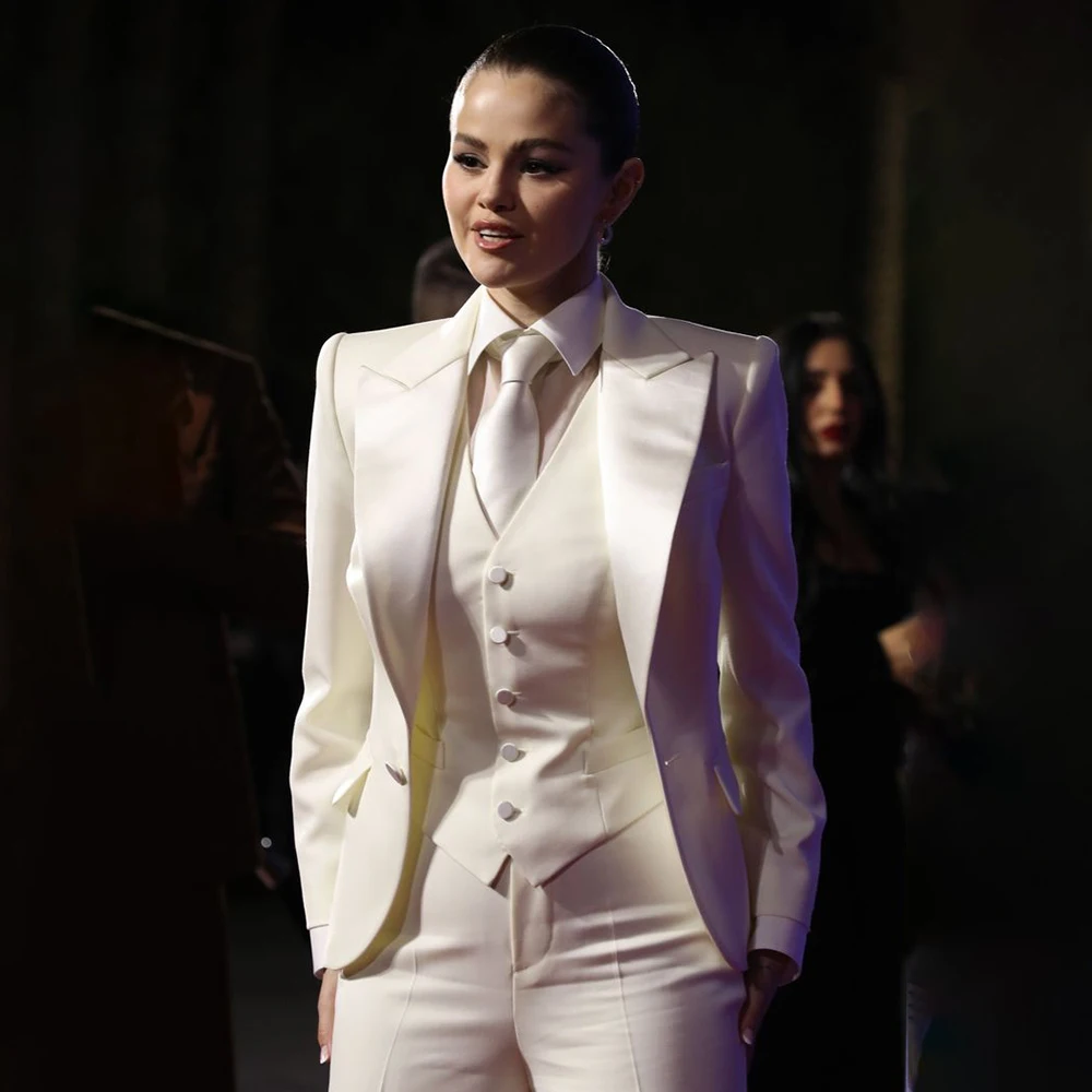 

Элегантные женские костюмы-тройки класса люкс: пиджак, брюки, жилет. Высококачественный приталенный блейзер на одной пуговице. Элегантная женская одежда.