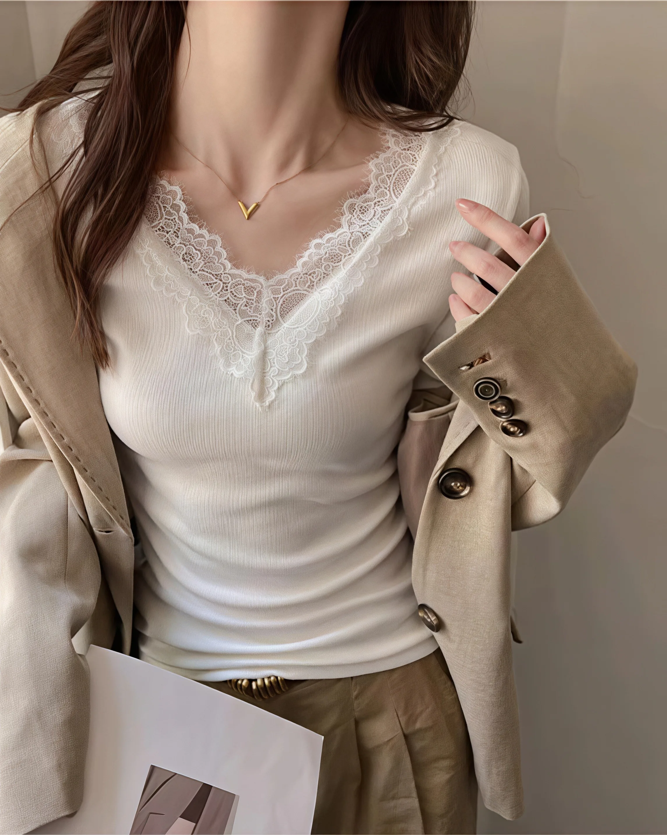 Elegantes Damen-Basic-Layering-Oberteil, Spitzen-V-Ausschnitt, Langarm-Shirt, gerippter Strick, schmale Passform, Spitzenbesatz an den Manschetten, weiche, lässige Alltagsbluse. – Detail 4