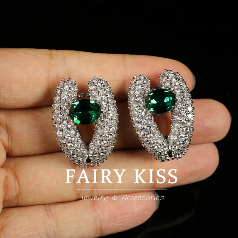 pendientes-de-moda-con-diamantes-densos-y-esmeraldas-pendientes-en-forma-de-v-pendientes-de-cobre-con-incrustaciones-de-circonita-серьги