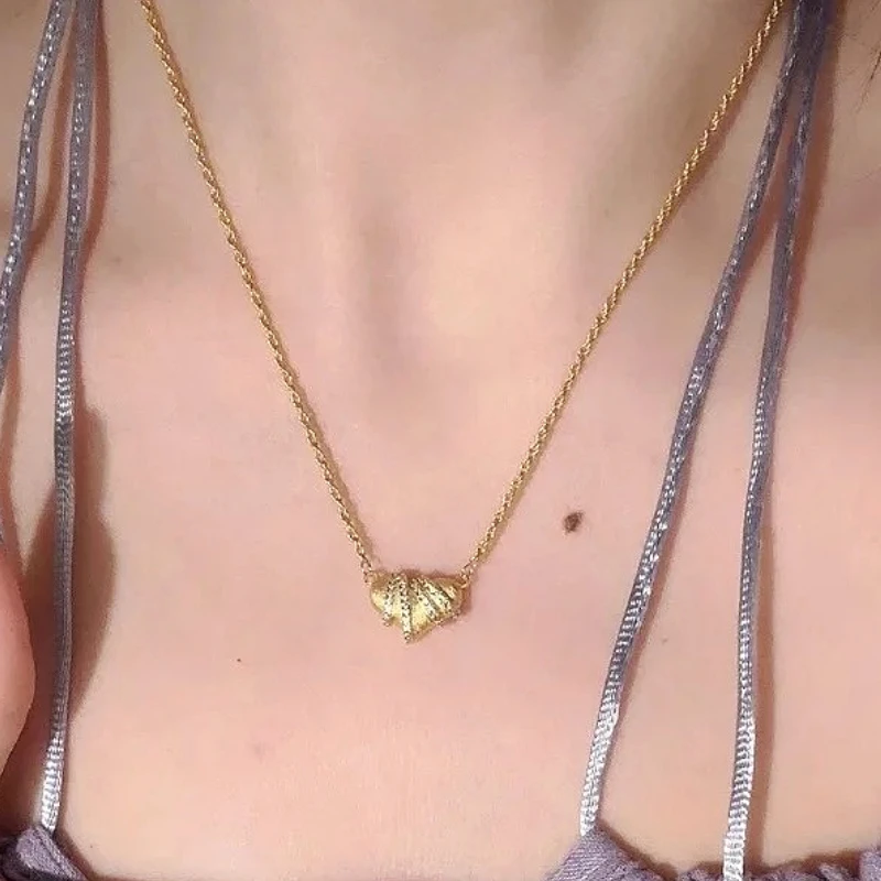 

Geometric Charming Brushed Zircon Gold Heart Love Pendant Necklace for Women Fashion Jewelry Light Luxury Minimalist Accessories
