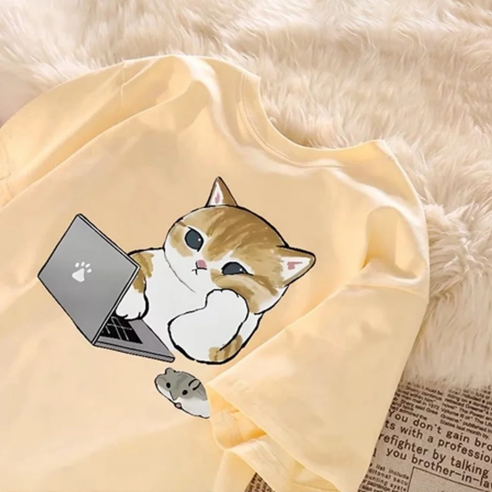 

Футболка с короткими рукавами и круглым вырезом для пары с принтом аниме «рабочий кот» — летний свободный повседневный женский топ, модная повседневная одежда