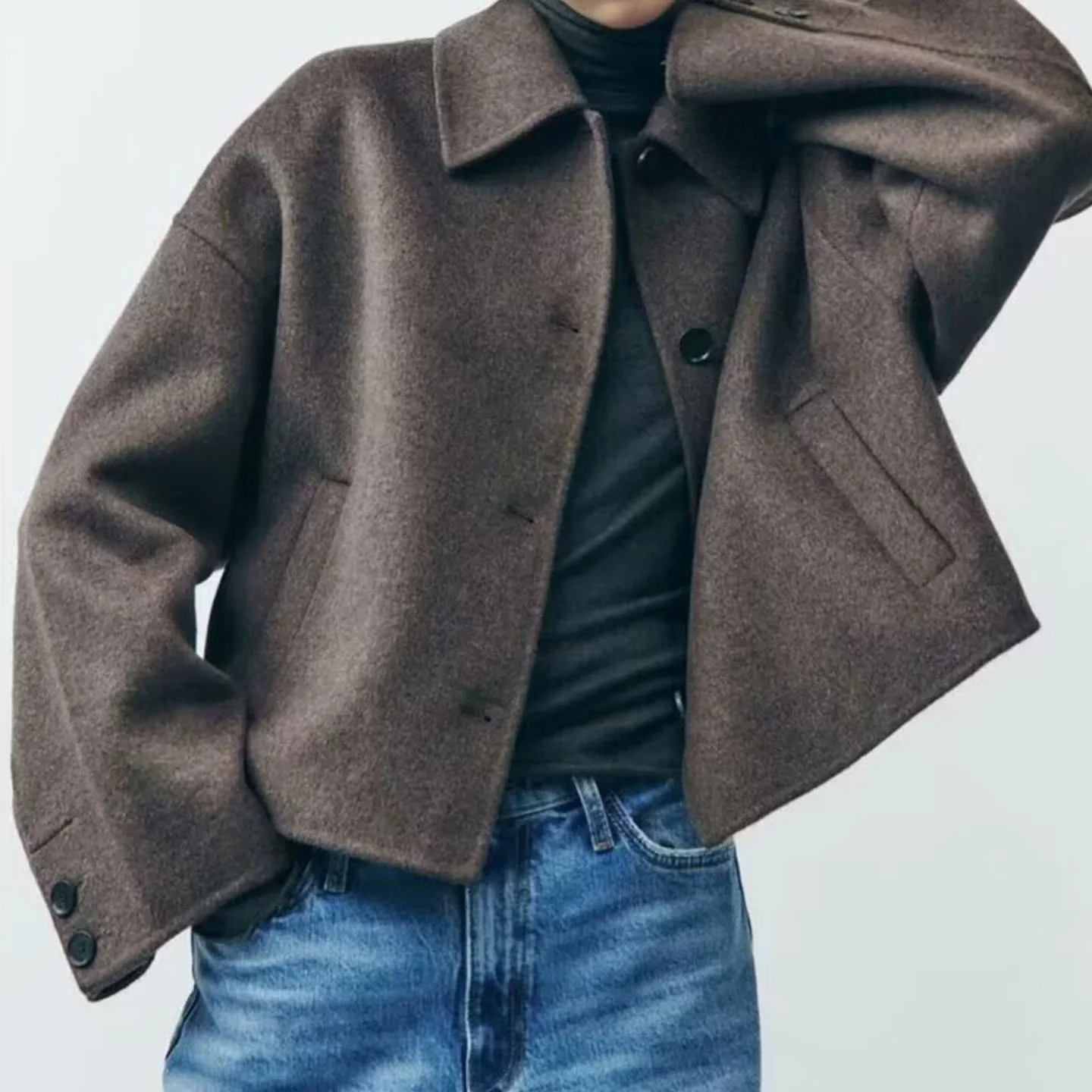 Nowy europejski płaszcz damski na sezon jesień 2025, zapinany na guziki, luźny krój.