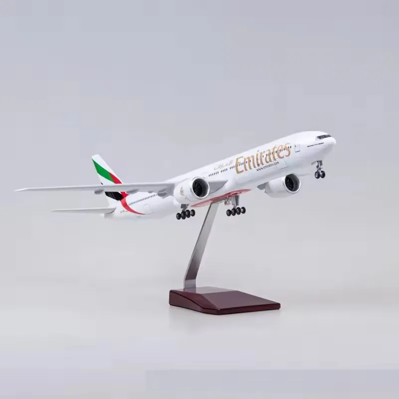 2025 New 1/160 Scale Diecast Model B777 Emirates Airways Boeing 777 Resin Airplane With Light Airline Collection Display Gifts