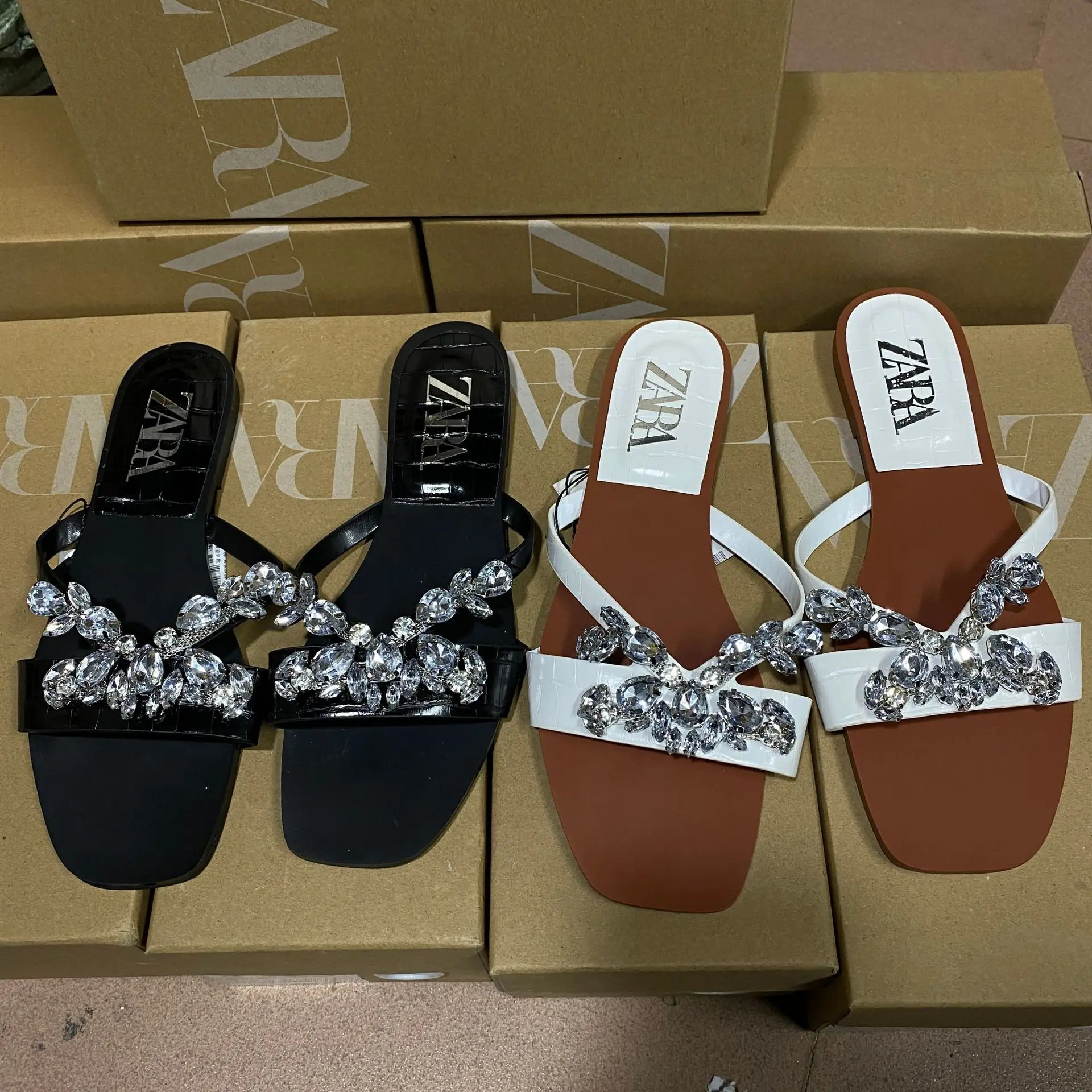 

Bloomsteps J2025 Spring New Flat Sandals One-Strap Acrylic Rhinestone Fashion Versatile European and American Style Square Toe