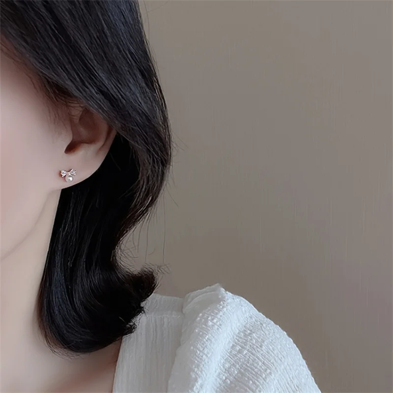 1-زوج الفرنسية الرجعية مطعمة الاصطناعية الزركون القوس الربط تقليد اللؤلؤ قلادة أقراط للنساء اليومية تنوعا 2024 جديد E