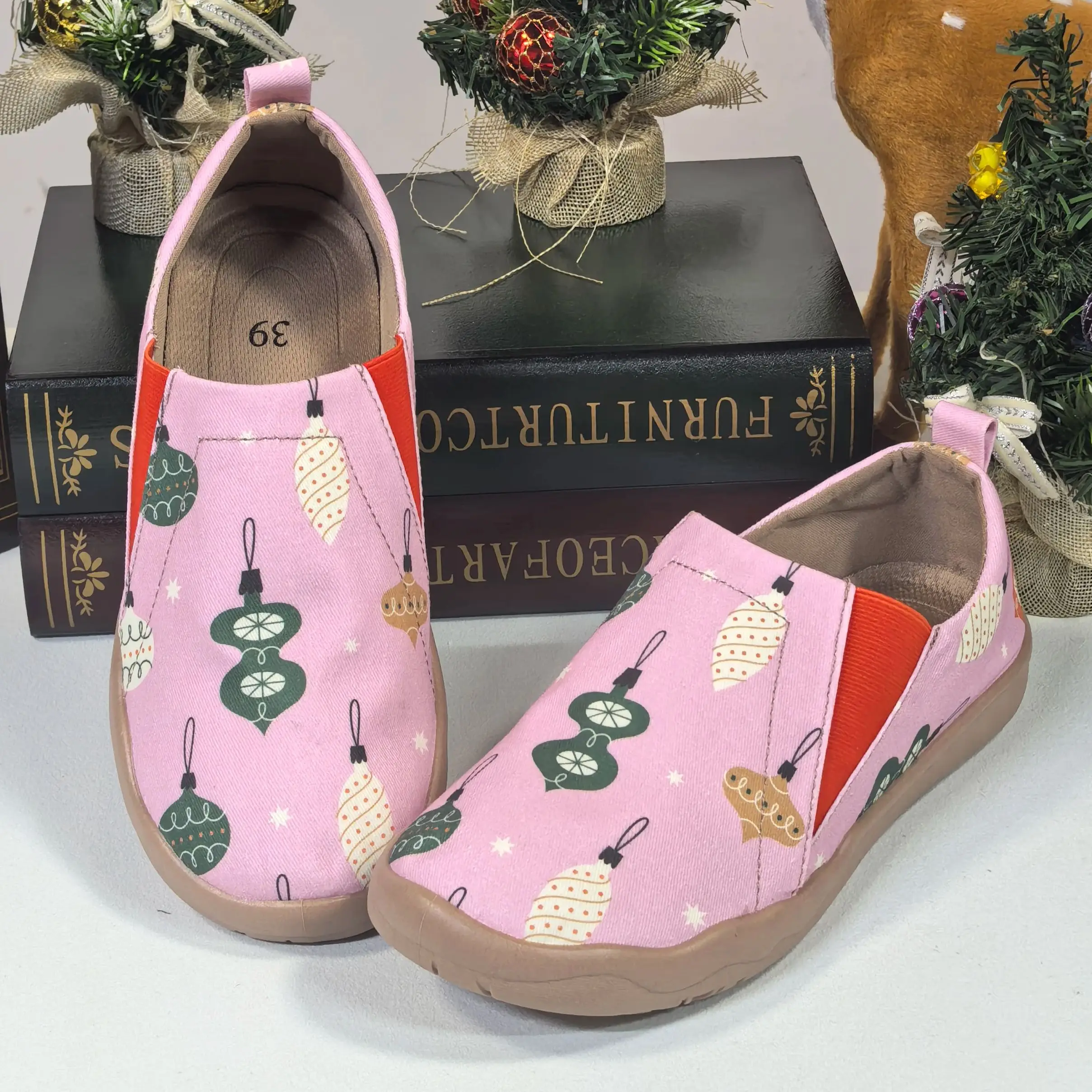 

Женская весенне-осенняя новая модная повседневная обувь с розовой подвеской и принтом, легкая студенческая школьная дышащая спортивная женская обувь большого размера в клетку с неглубоким горлышком и мягкой подошвой