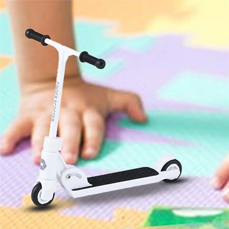 

B48B-New Finger Scooter Children Fingertip Pedal Vitality Car Desktop Skateboard Toy Car