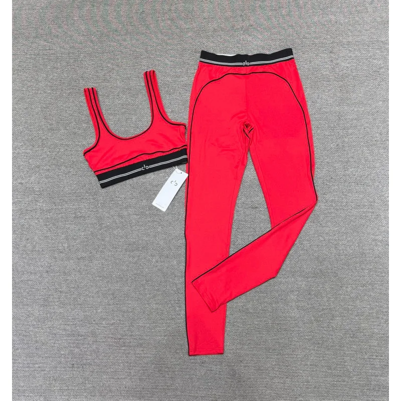 AL* Yoga Set: Gestreept, kleurblokdesign dat de lichaamsproporties verlengt; hoog-elastisch, snel-droogend vest gecombineerd met broek.
