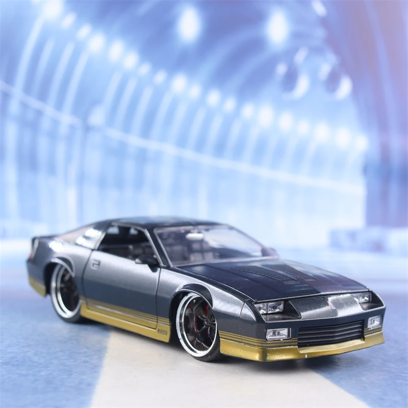 1:24 1985 CHEVY Camaro High Simulation Diecast Car Metal Alloy Model Car Children\'s toys collection gifts J276