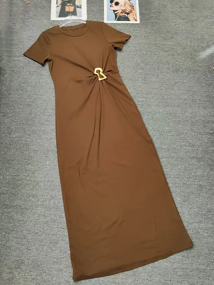 ชุดเดรสเสื้อยืดคอกลมดีไซน์เนอร์ ชุดเดรสสวมหัวจับจีบหัวเข็มขัดโลหะ ชุดเดรสถักแน่นยืดหยุ่นทันสมัย