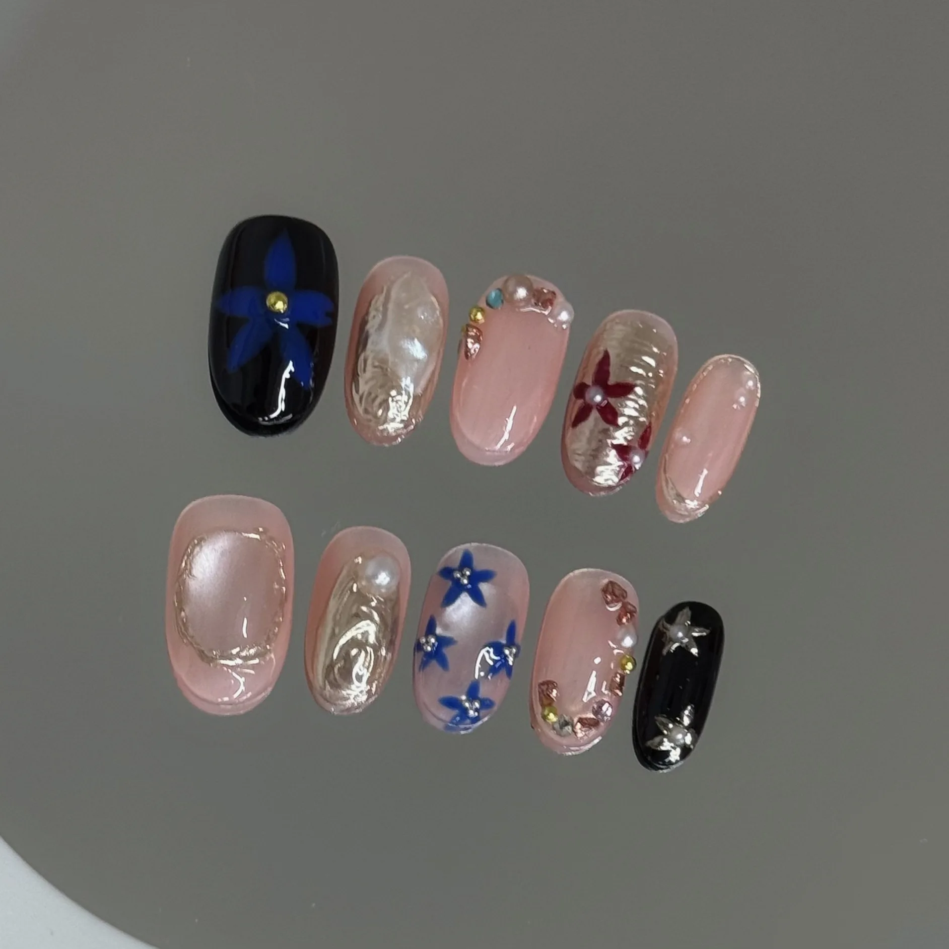 10pcs Handmade Short Round Press on Nails Gold Pearl Flower Decor Fake Nail Tips Wearable Reusable Summer Fashion False Nails