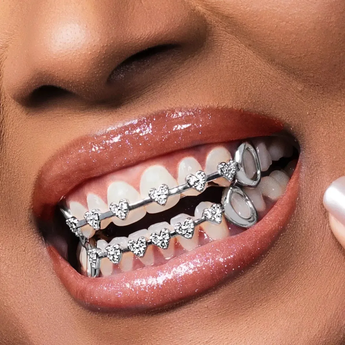 acessorios-de-moda-hip-hop-braceletes-dentais-com-zirconia-em-formato-de-coracao-ideais-para-looks-modernos-do-dia-a-dia-e-para-complementar-o-estilo-rap