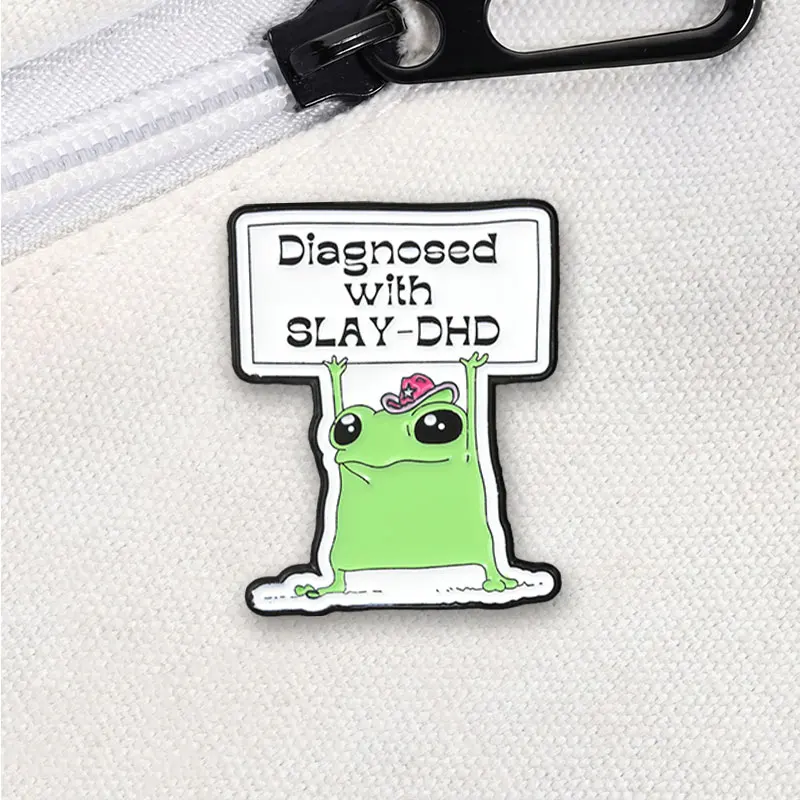 Diagnose: SLAY-DHD, grüner Frosch mit Textaufschrift, Emaille-Abzeichen, humorvolles Zitat, Anstecknadel, Brosche, einzigartiges Accessoire als Geschenk für Freunde. – Detail 4