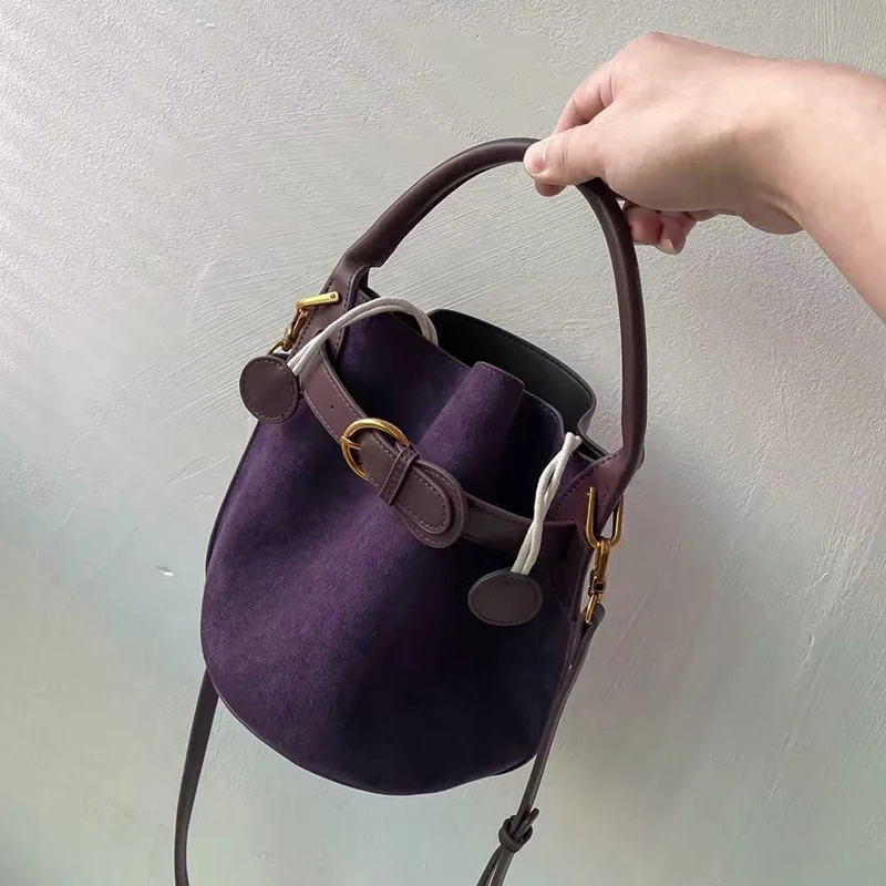 

Осень 2023, новые поступления, повседневная замшевая сумка через плечо с острым стилем и матовой пряжкой для женщин, роскошная замшевая сумка фиолетового цвета
