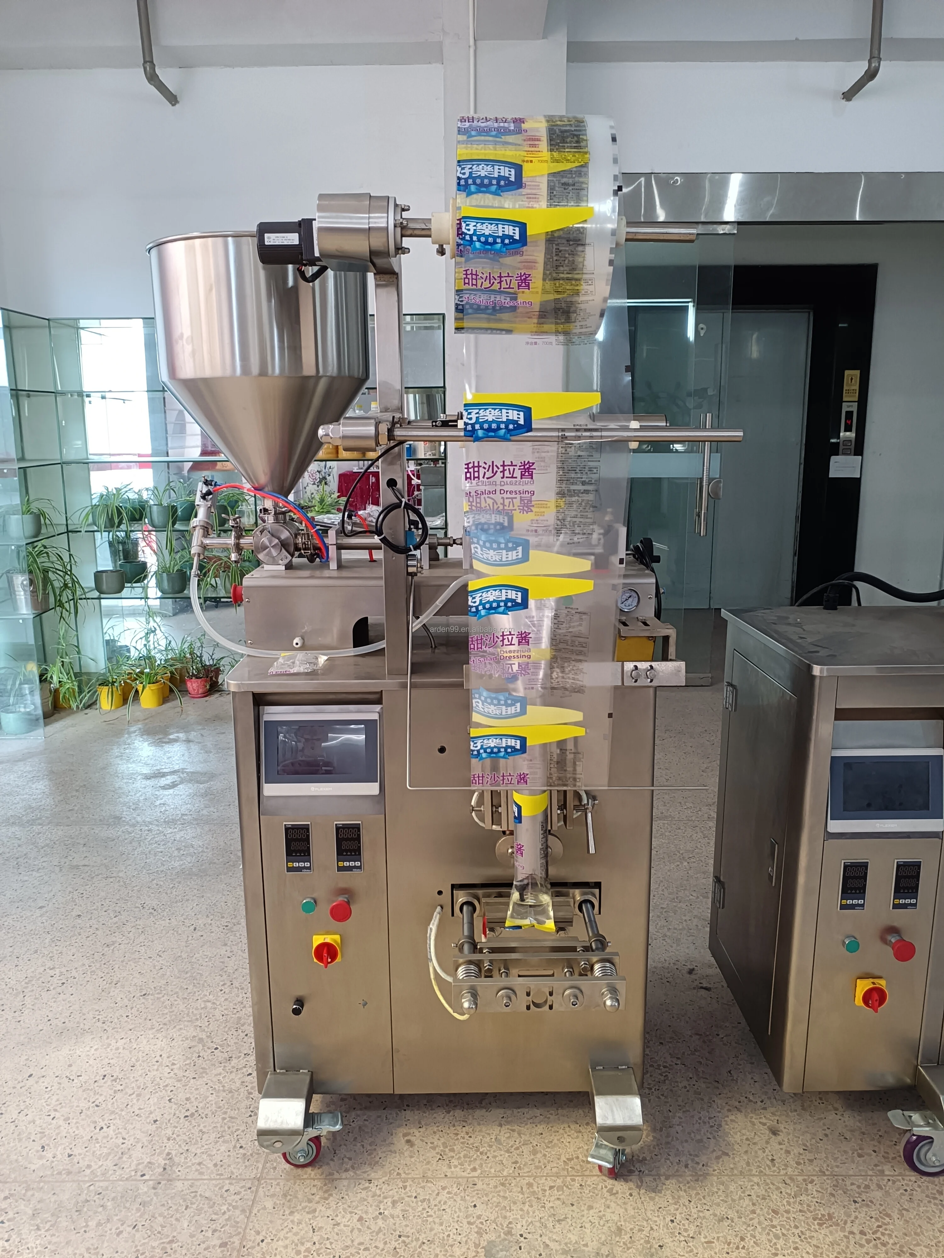 Sachet Water Filling and Sealing Packing Machine Drinking Pure Beverage Juice Milk Sachet Bag Pouch Water Liquid Filling Machine