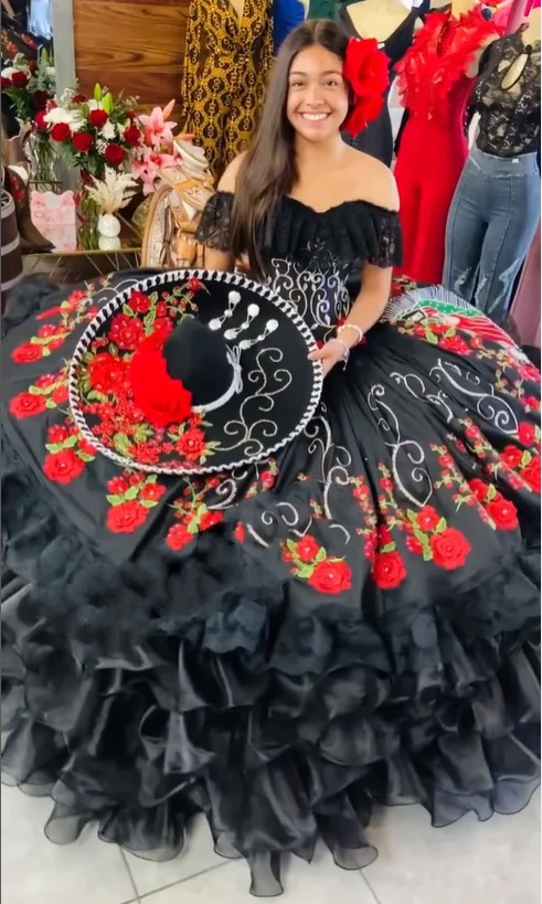 

Красное, черное платье без бретелек в мексиканском стиле Charro Princess Quinceanera, 2025, пончо на шнуровке с цветочной вышивкой