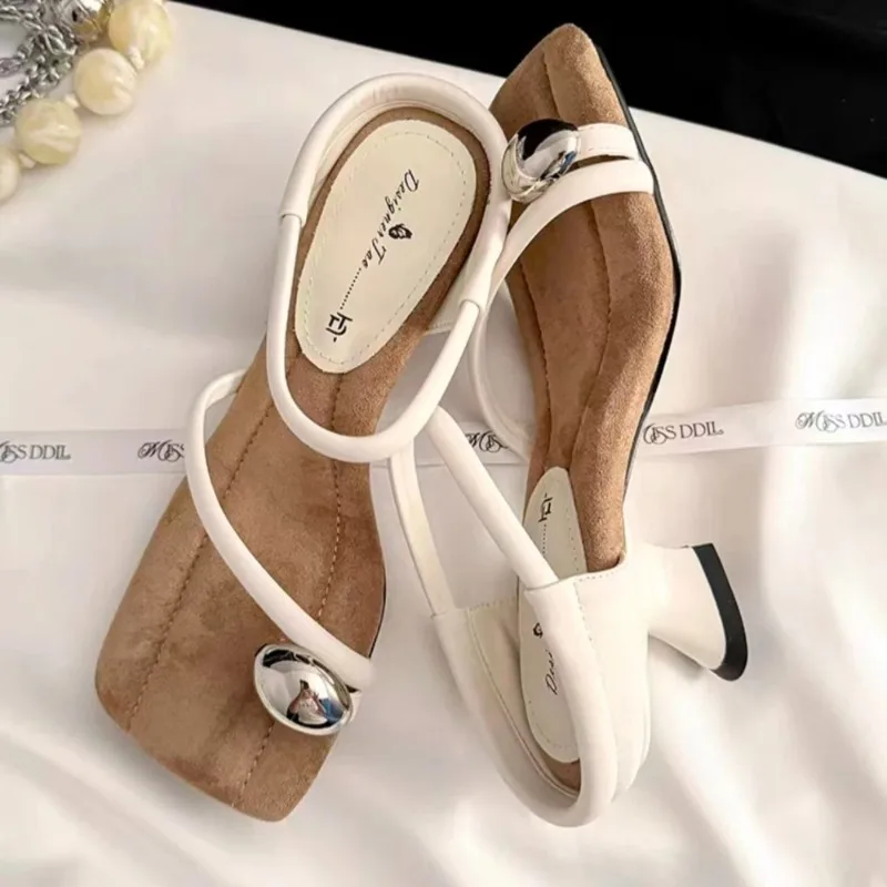 

Сексуальные женские сандалии на тонких ремешках, летняя обувь 2026, шикарные пляжные туфли из мягкой кожи с металлическим квадратным носком