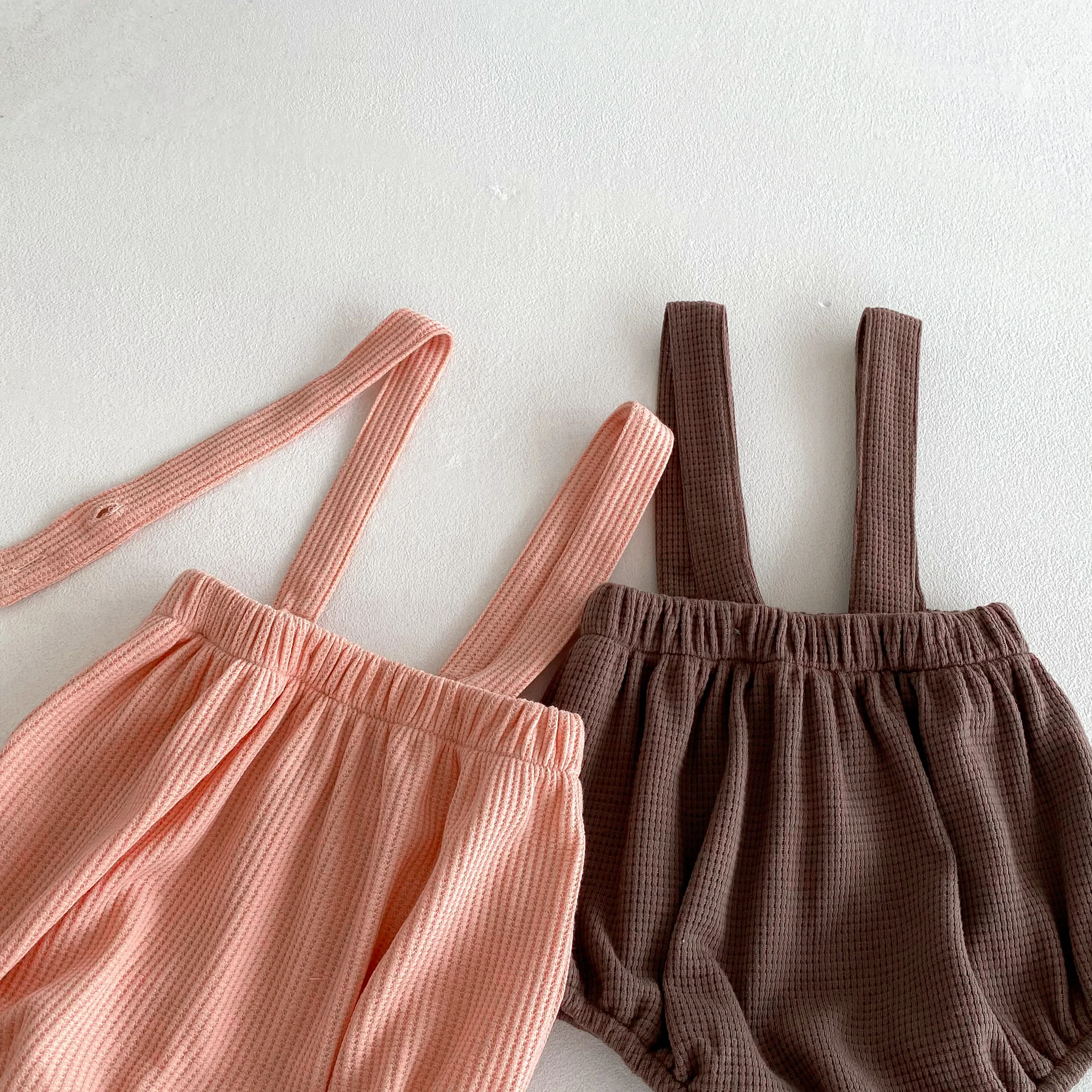Frühlings- und Herbst-Neuheit: Süßes und stilvolles zweiteiliges Set für Mädchen mit Spitzenbesatz, Blumenmuster-Oberteil und Latzhose. – Detail 8