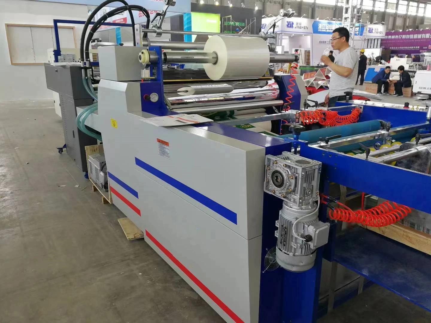 YTM Высокопроизводительный заводской полностью автоматический ламинатор горячего предварительного покрытия 1100 горячего прессования