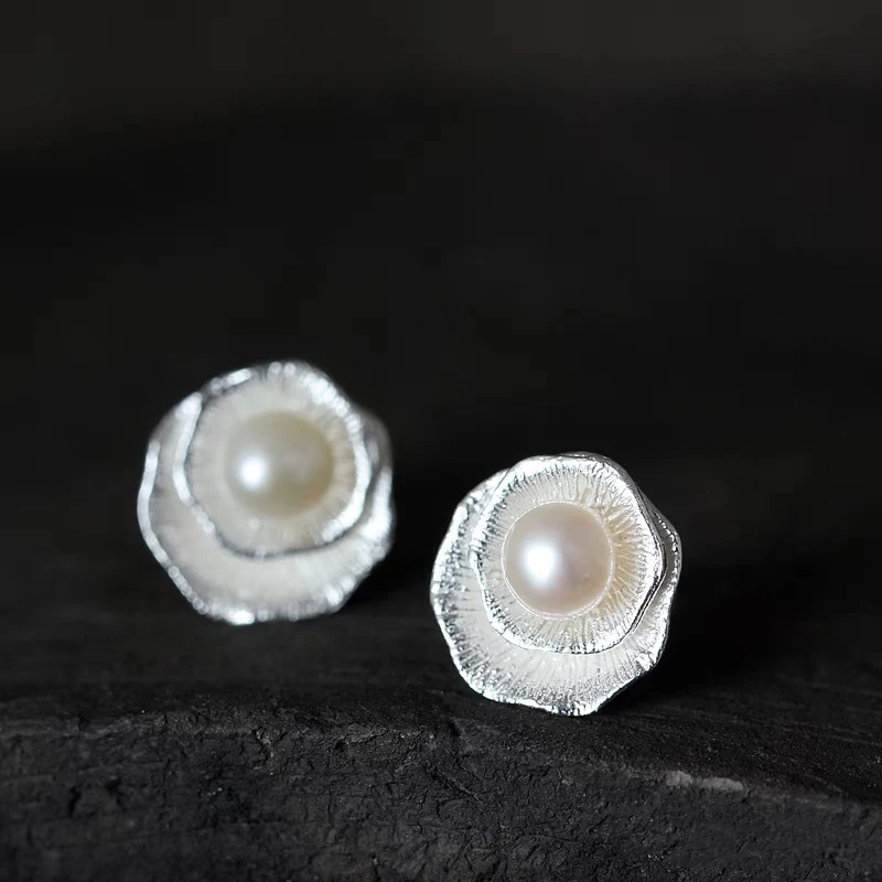 Art retro style inlay pearl earings stud new in oil painting style simple flower earrings for women suitable for daily jewelry