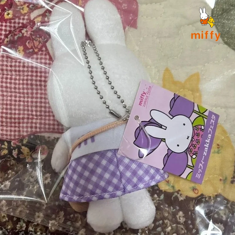 Kawaii Miffy Plush จี้อะนิเมะกระโปรงลายสก๊อตสีม่วงกระต่ายตุ๊กตาของเล่นกระเป๋าเป้สะพายหลังการ์ตูนอุปกรณ์เสริม Dopamine พวงกุญแจสาวของขวัญ