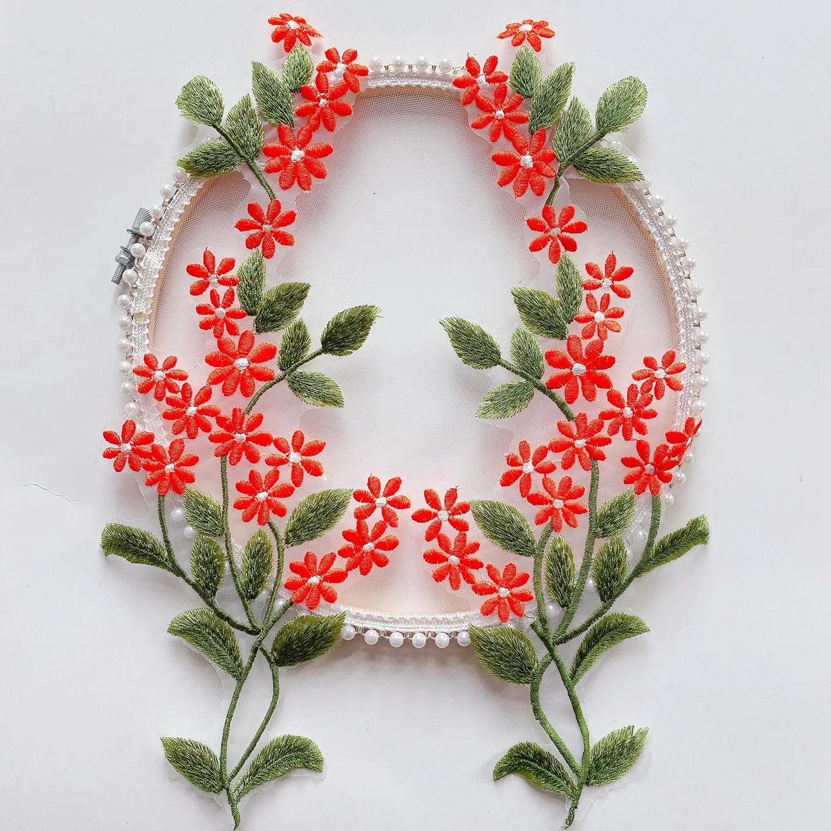 

Зеленые листья, красочная машина из органзы, вышитые цветы, аксессуары для вечернего платья в свежем лесу