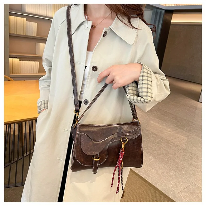 

Luxury Vintage Simple Messenger Bag For Women Minimalist Elegant Leather Large Capacity Solid Color Design