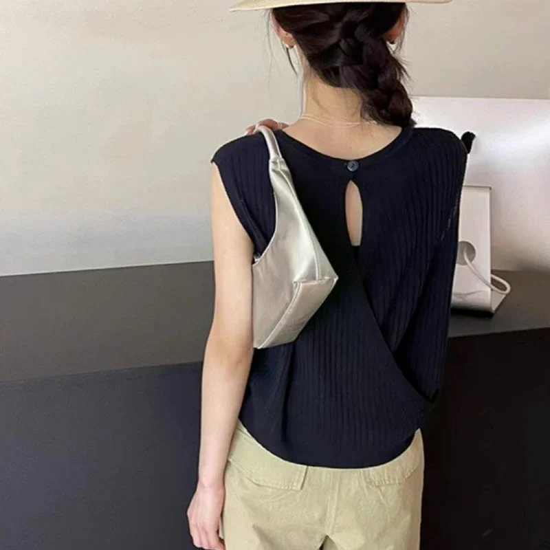 おしゃれでカジュアルな女性用ノースリーブニットベスト、背中が空洞のデザイン