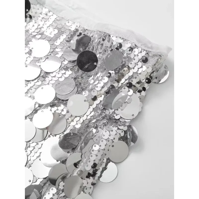 Gonna a trapezio con paillettes riflettenti sexy; gonna corta da ragazza calda che abbraccia i fianchi, mini-lunghezza.