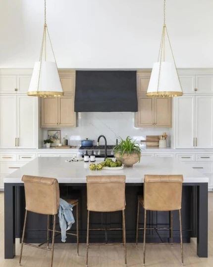 Nieuwe moderne Amerikaanse bronzen kroonluchter melkwit glazen lampenkap Reese 18 "hanglamp