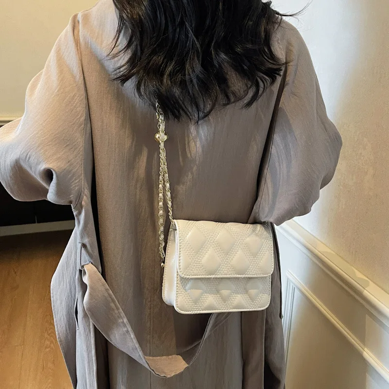 

Новинка 2024 года, маленькая мини-сумка, женская милая сумка-мессенджер с бриллиантовой цепочкой, маленькая квадратная сумка, нишевая сумка для мобильного телефона