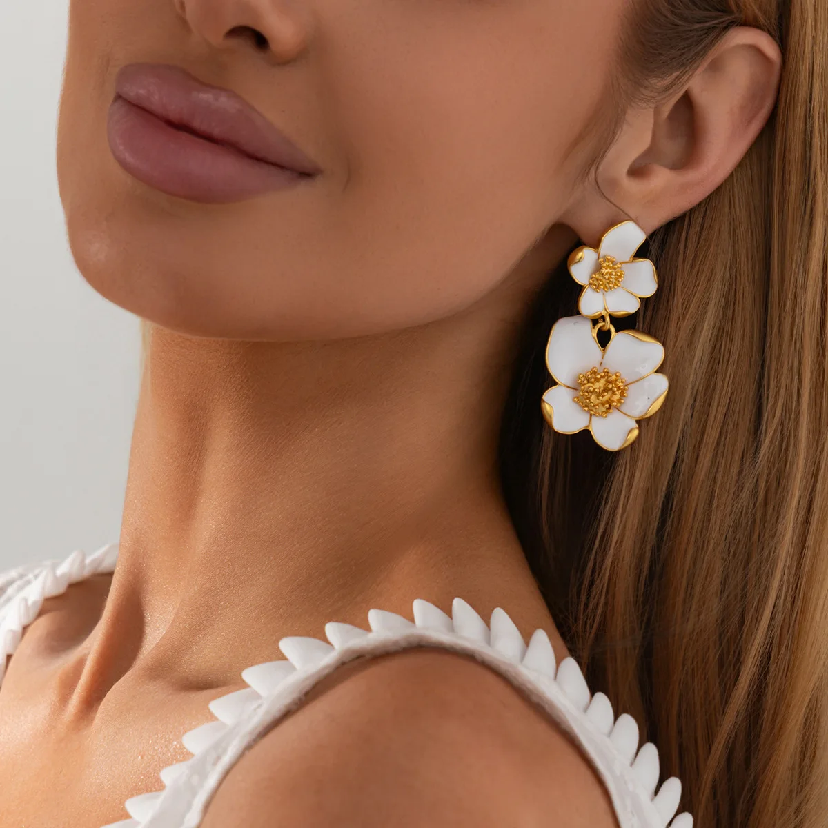 Exquisite White Enamel Petal Dangle Earrings for Women Vintage Double-Layer Metal Flower Earrings Classic Fashion Jewelry Gifts
