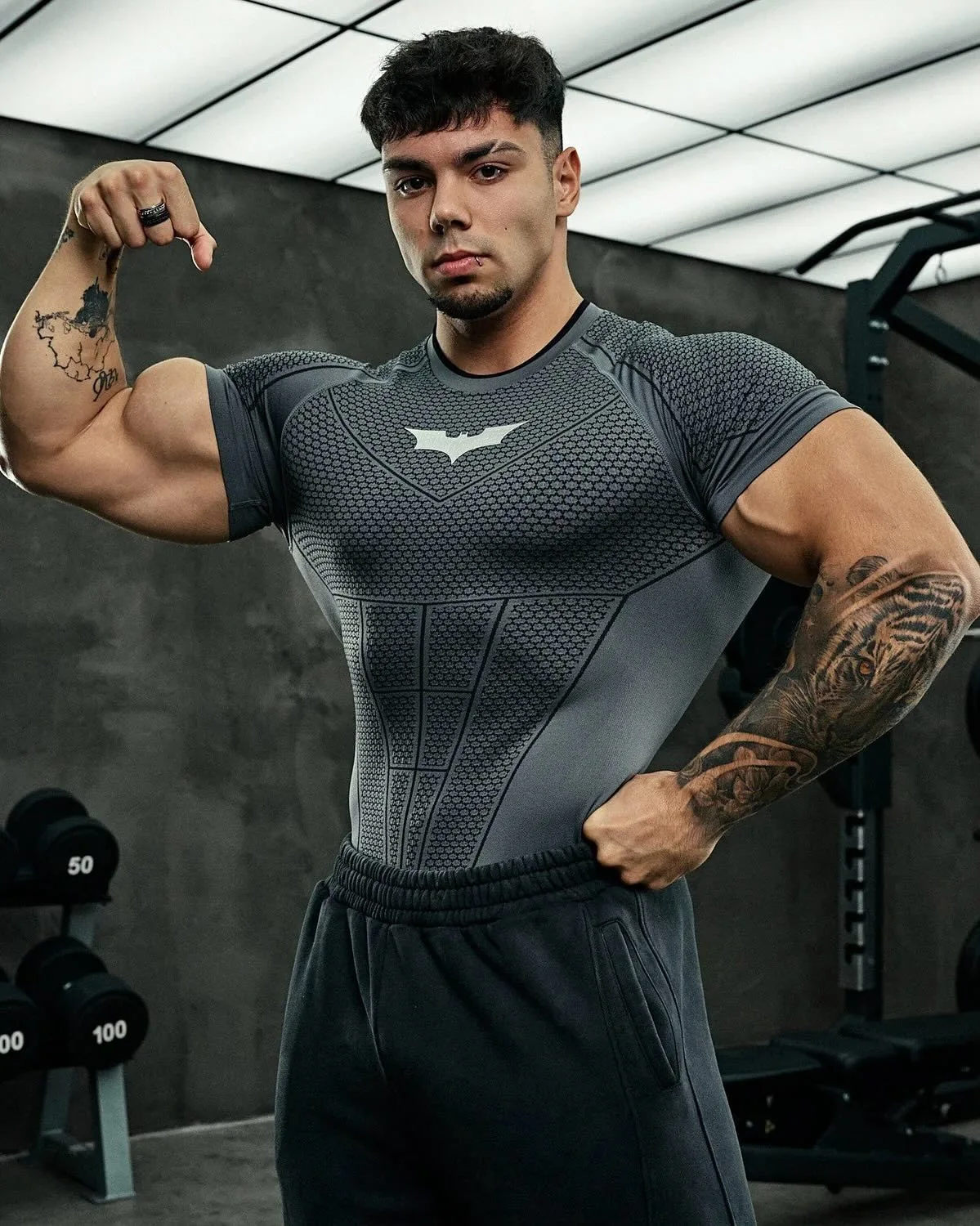 2026 Sommer Herren Sport-Laufshirt Atmungsaktiv Schnelltrocknend Fledermaus-Muster Kurzarm Klassisch Trendy Street-Style