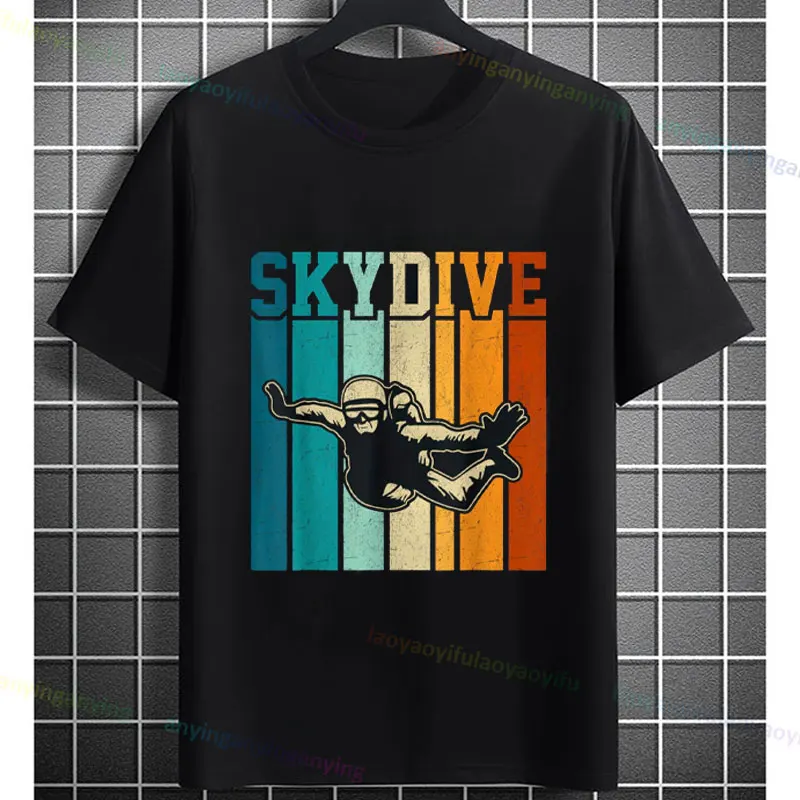 

Футболка с рисунком для прыжков с парашютом — жирный принт «SKYDIVE» и разноцветными полосками. Футболка с круглым вырезом и короткими рукавами для повседневной одежды и развлечений на открытом воздухе.