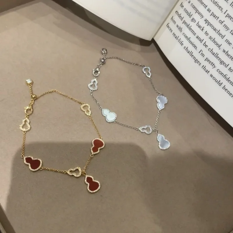

Stunning White and Red Shell Gourd Bracelet with Delicate Pendant in New Chinese Style, Embodies Sheer Luxury and Elegance