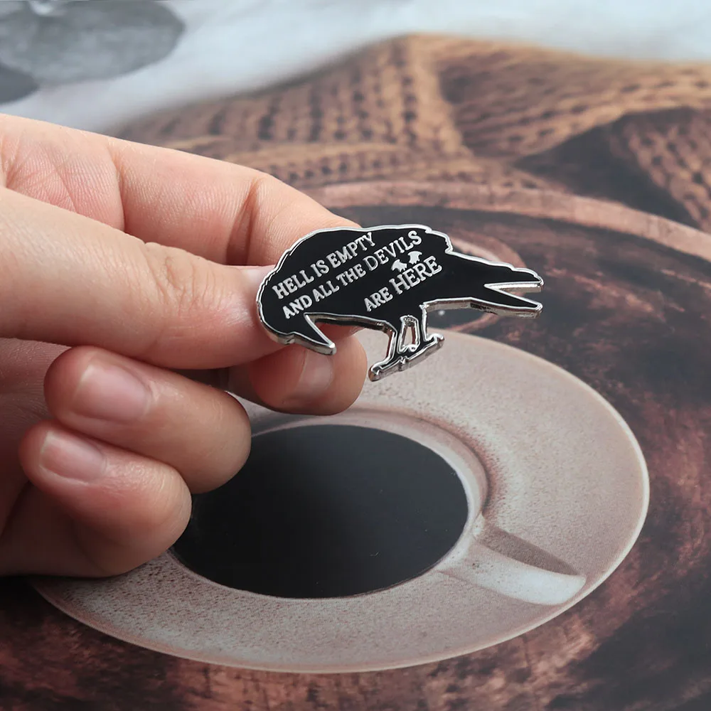 Raben-Silhouette Emaille-Pin „Der Himmel ist leer und alle Teufel sind hier“ Zitat Anstecknadel Gotisches Raben-Abzeichen für Rucksack und Kleidung – Detail 8