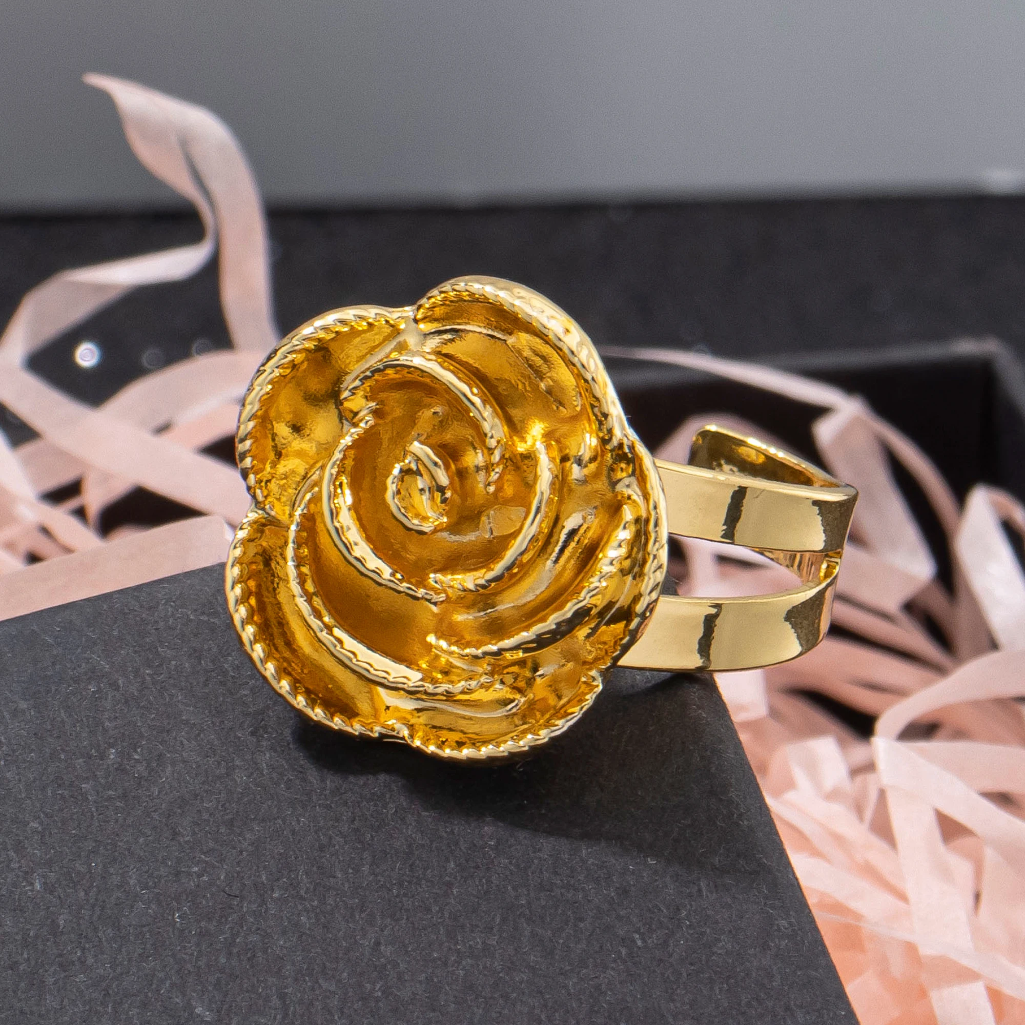 YM Jewelry 3-teiliges Schmuckset mit goldenen Rosenblüten, bestehend aus Halskette, Ohrringen und Ring, eleganter Schmuck für Damen, geeignet für formelle und alltägliche Anlässe, Geschenkidee. – Detail 5