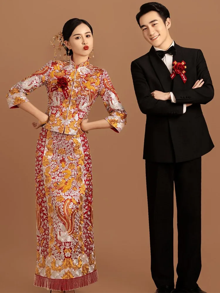 The new Chinese-style ancient wedding dress Gua Huang Heavy Industry features a large five-fortune dragon and phoenix costume