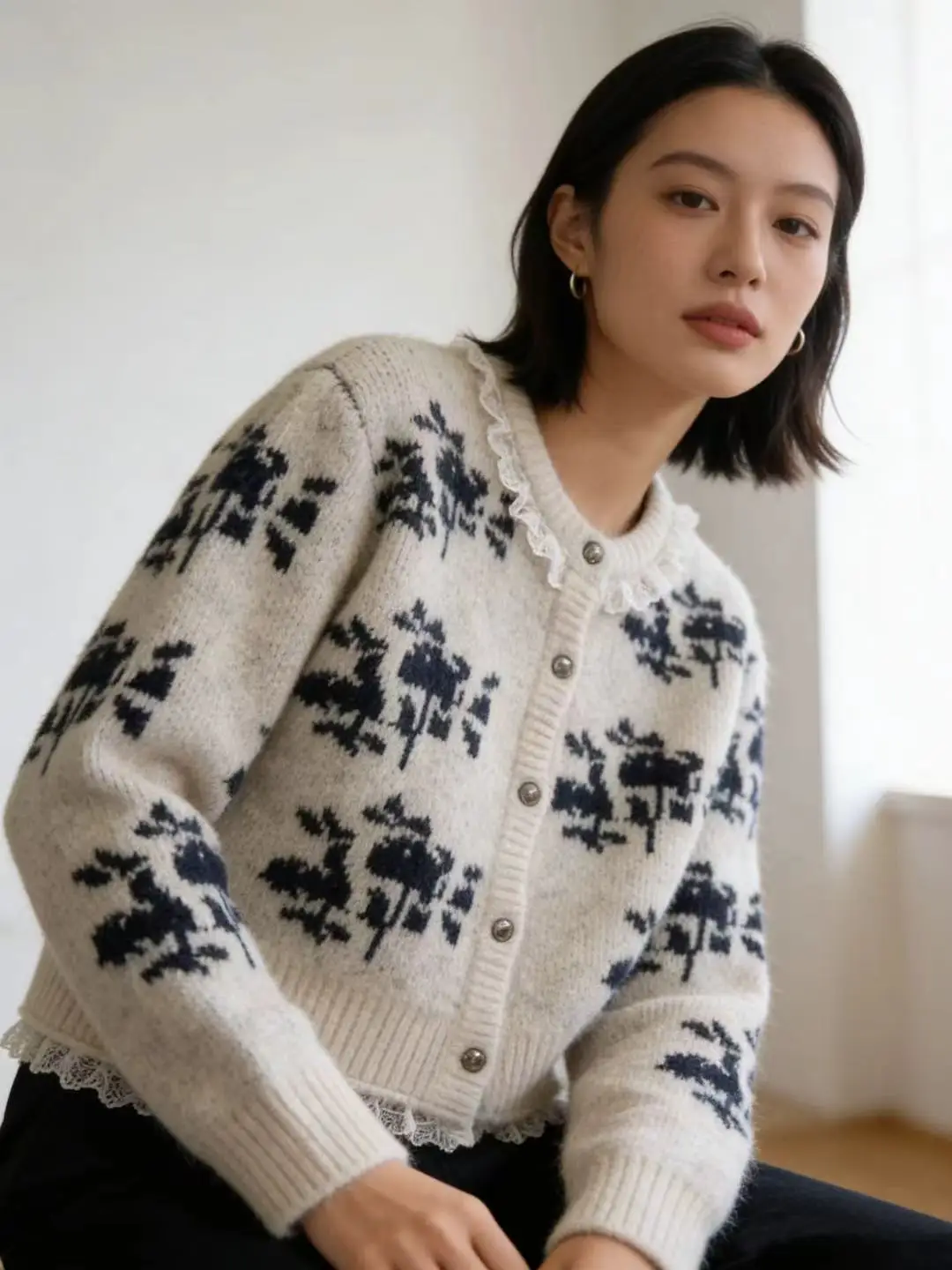 

Lace Trim Spliced Knitwear Outerwear Women's round Ne Embroidered Loose Autumn Winter Warm Anti-Aging Knitted Top