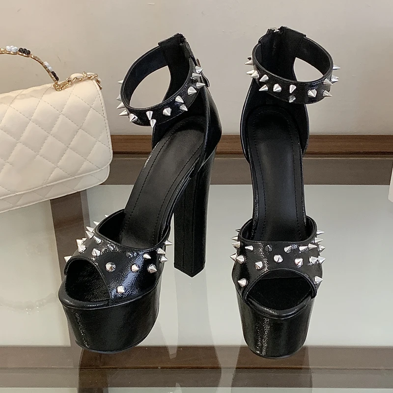 

Eilyken/летние дизайнерские женские сандалии с заклепками и открытым носком на платформе и молнии, модные туфли на высоком квадратном каблуке для ночного клуба