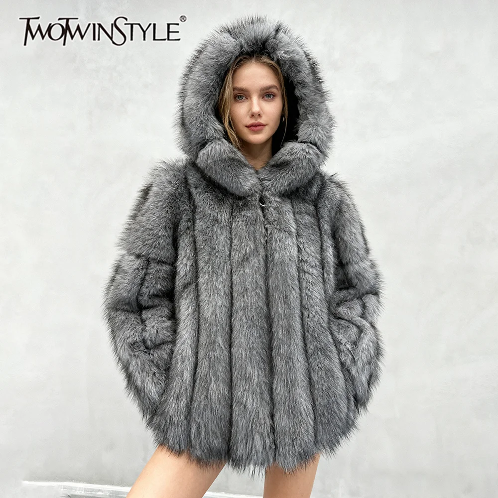 

TWOTWINSTYLE однотонные свободные модные меховые и кожаные пальто для женщин, воротник с капюшоном и длинными рукавами, темпераментное пальто, женская одежда, новинка