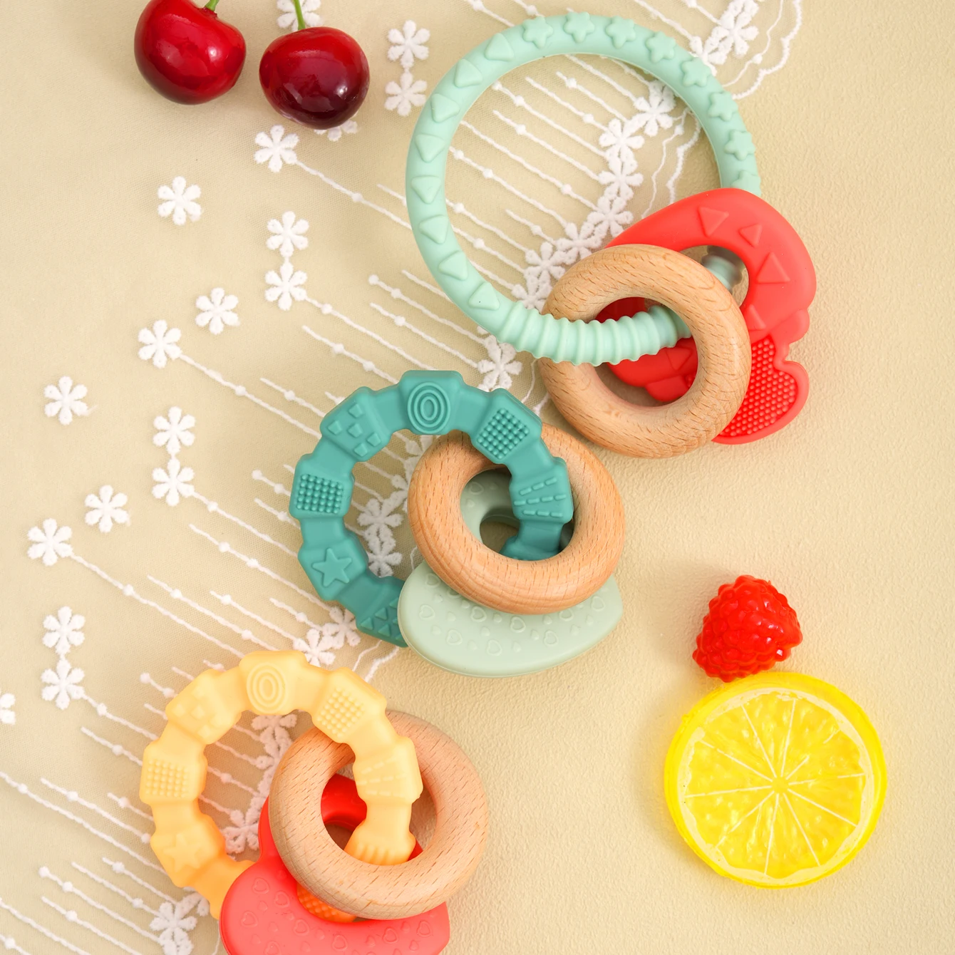 1PCS Baby Silicone Teether Ring Toys Hand Training Toys For Baby Smooth Wooden Ring Soft Baby Items Cartoon Baby Teethers