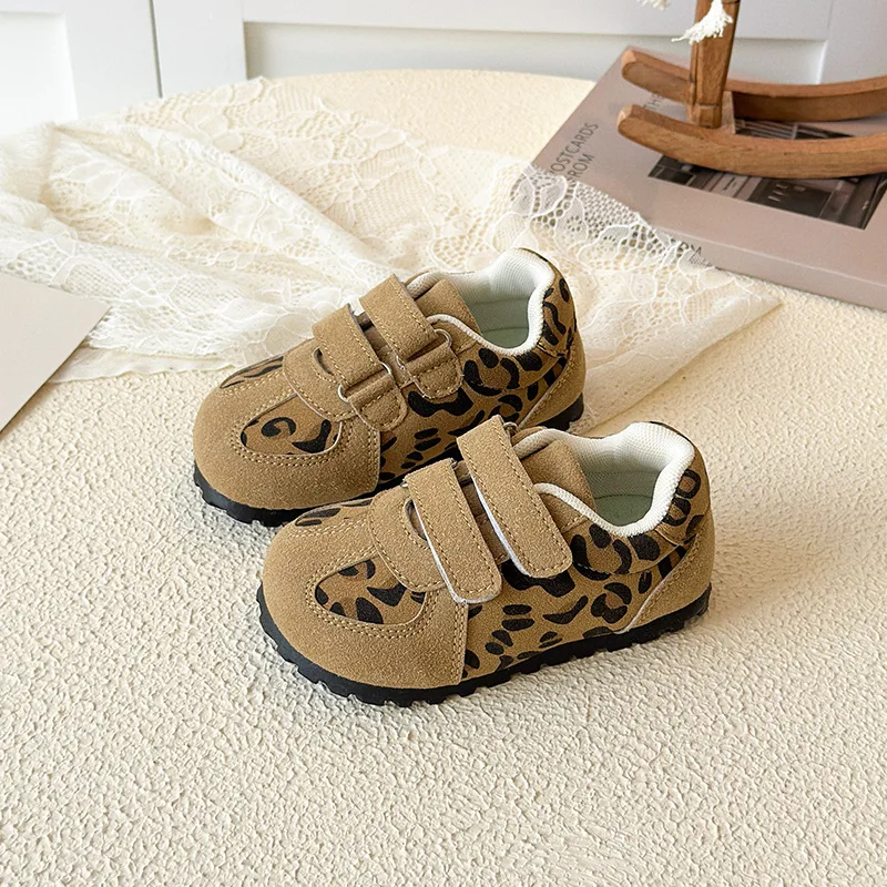 

Детская повседневная обувь для девочек и мальчиков, осень 2023, новые модные нескользящие универсальные модные кроссовки в корейском стиле с мягкой подошвой